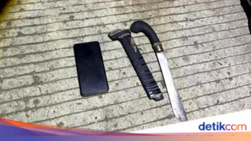 Polisi Amankan Pemuda Bawa Golok Saat Patroli Dini Hari di Jakbar
