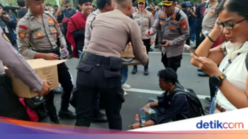 Polisi Bagikan Roti dan Air Mineral ke Mahasiswa Demo di Silang Monas