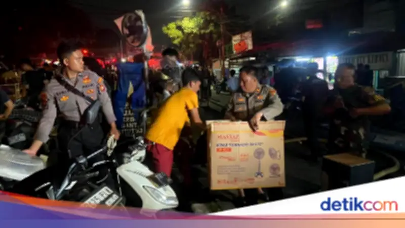 Polisi Bantu Evakuasi Barang Korban Kebakaran di Pasar Jiung Kemayoran