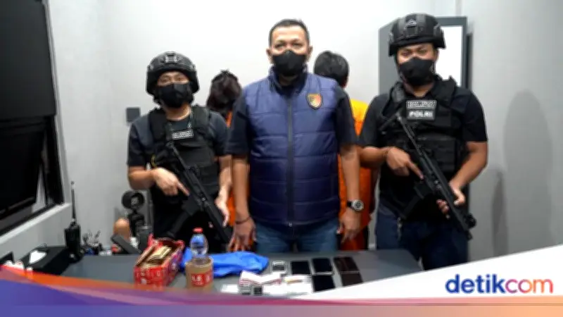 Polisi Bekuk Sejoli Pengedar Sabu dalam Botol di Palmerah