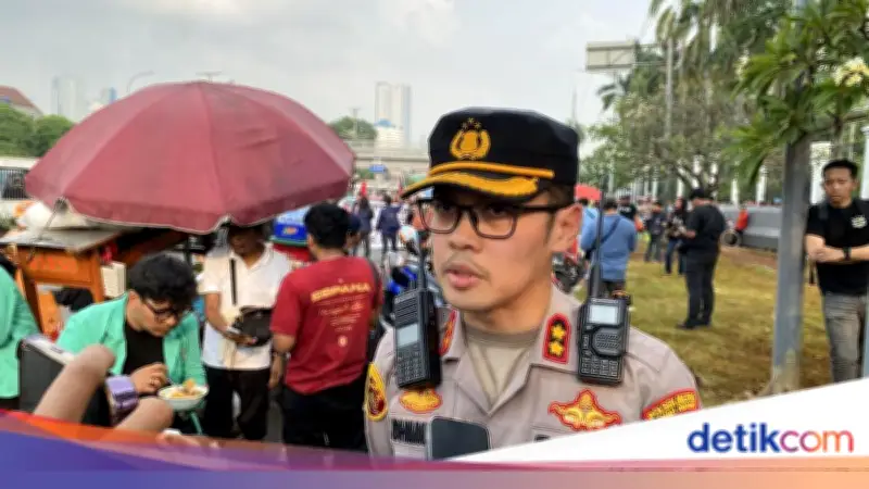 Polisi Terluka saat Halau Massa Demo Bakar Ban di Depan Gedung DPR