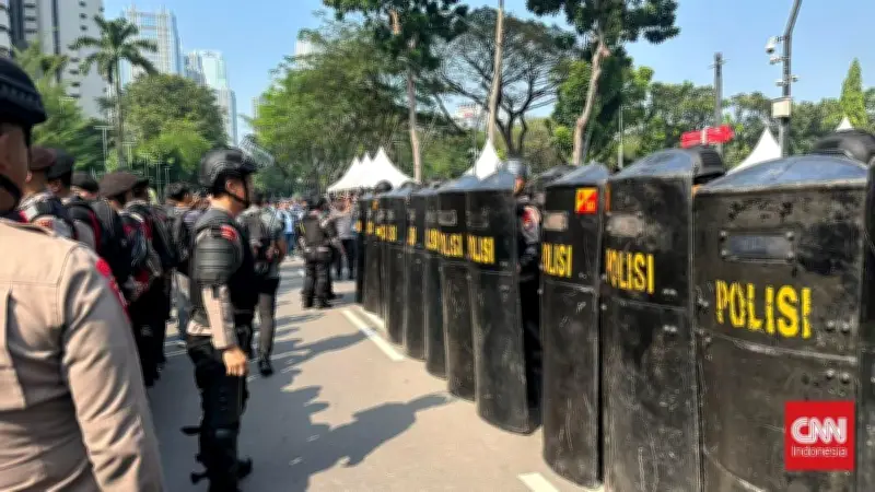 Polisi-TNI Kawal Ketat Pembacaan Eksekusi Hotel Sultan di Jakarta