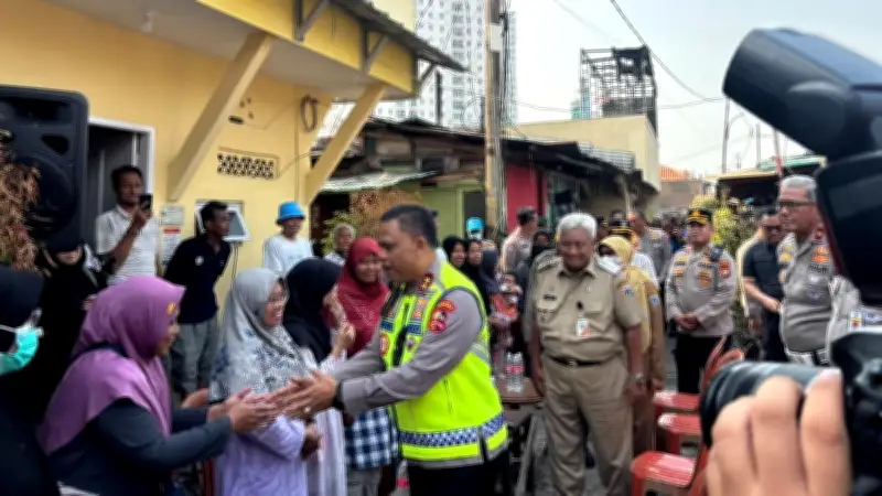 Polri Salurkan 500 Paket Bansos untuk 679 Korban Kebakaran Kemayoran