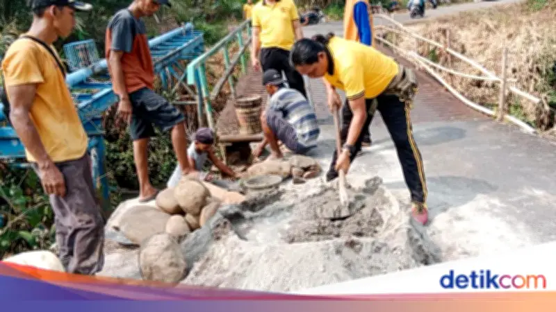 Polsek Jayaloka Perbaiki Tanggul Jembatan Rusak Demi Keselamatan Warga