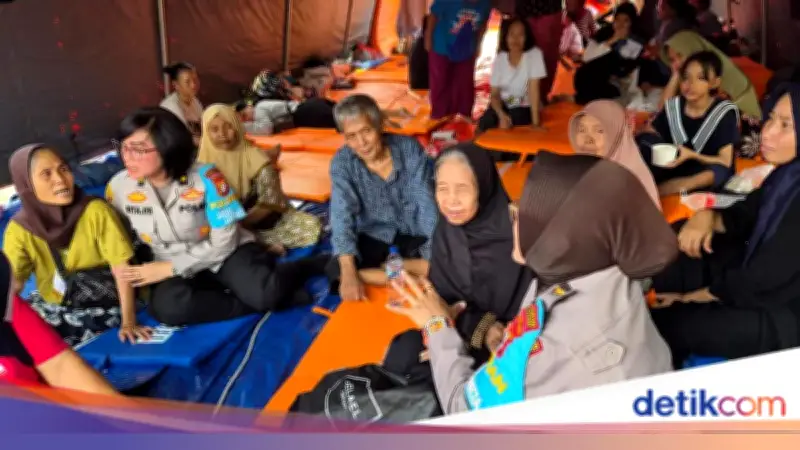 Polwan Jaga Jakarta Beri Bantuan dan Trauma Healing untuk Korban Kebakaran Kemayoran