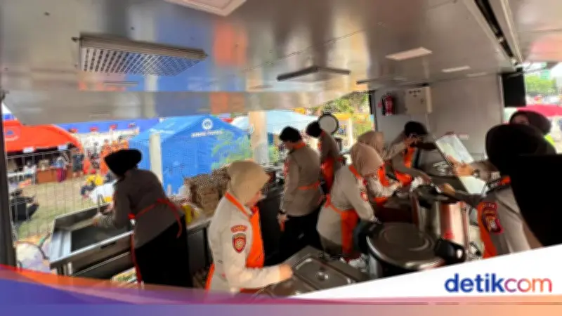 Polwan Polda Metro Bagikan Makanan Siap Saji ke Korban Kebakaran Kemayoran