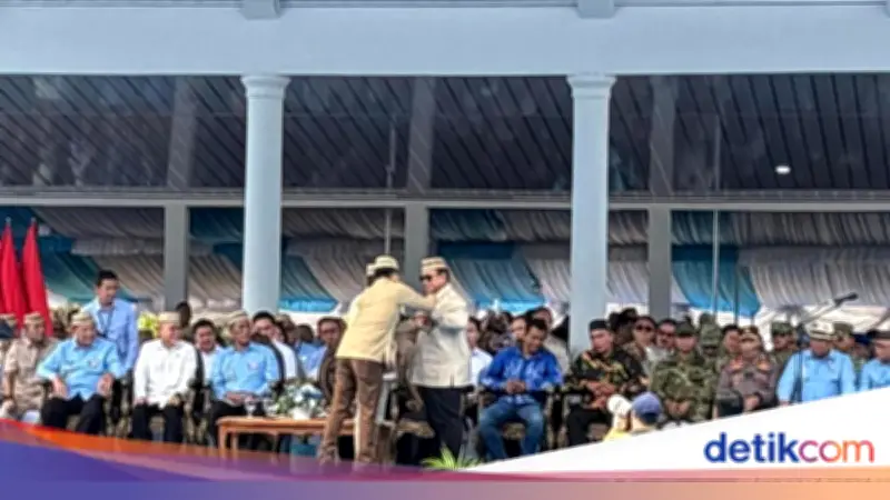 Prabowo Dianugerahi Lencana Emas Adhi Bhakti dari Petani dan Nelayan di Gorontalo