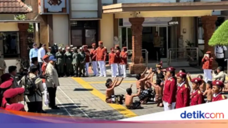 Prabowo Disambut Tari Kecak dan Yel-yel di Sekolah Rakyat Tabanan Bali