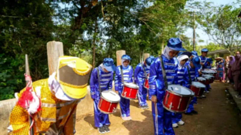 Prabowo Kirim Satu Set Drumben ke SDN Tegalega Sukabumi