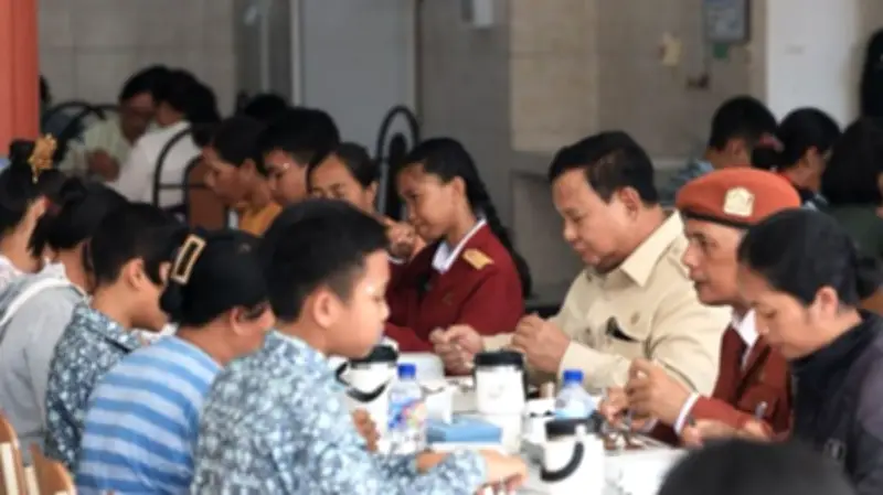 Prabowo Santap MBG Bareng Pelajar Sekolah Rakyat di Bali