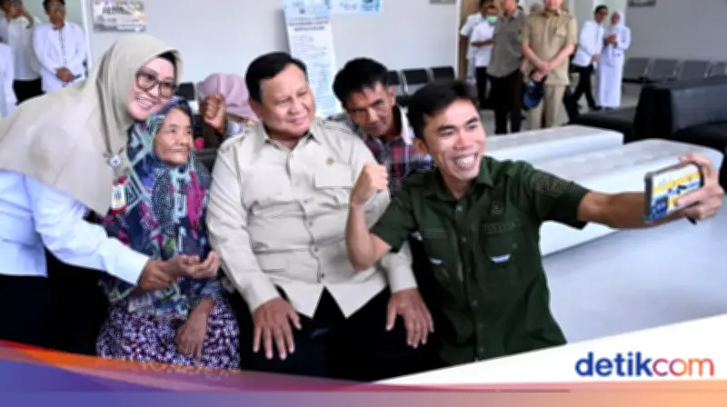 Prabowo Sapa Nakes dan Warga saat Tinjau RSUD Krui Lampung