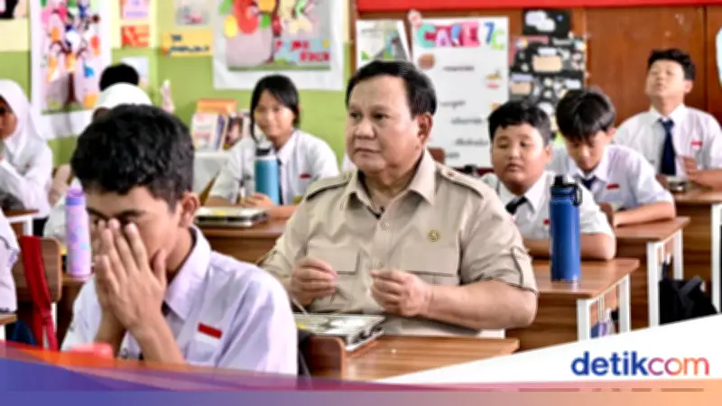 Prabowo Tinjau MBG di SMPN 111 Jakarta, Makan Bareng Siswa