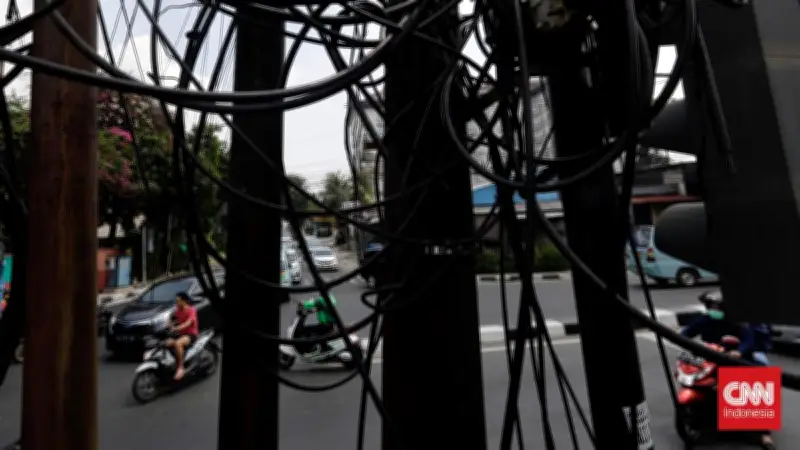 Pramono Teken Perda Penataan Kabel Semrawut di Jakarta