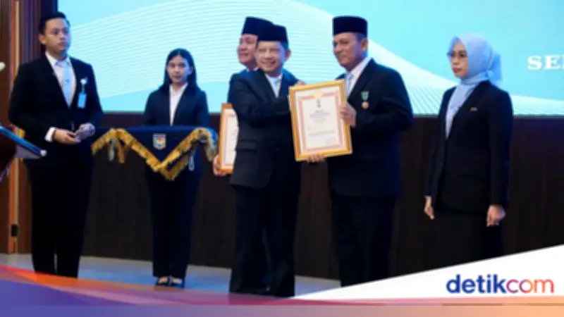 Presiden Anugerahkan Satyalancana Wira Karya kepada Enam Tokoh
