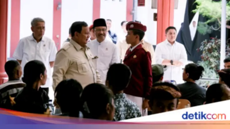 Presiden Prabowo Makan Siang Bersama Siswa SRMP 17 Tabanan, Bali
