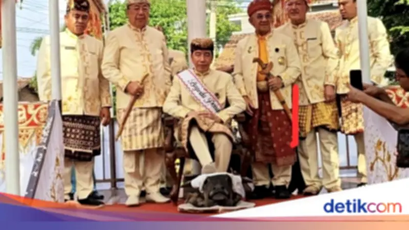 Prosesi Adat Jokowi Injak Kepala Kerbau: PDIP Tertawa, PSI Membela