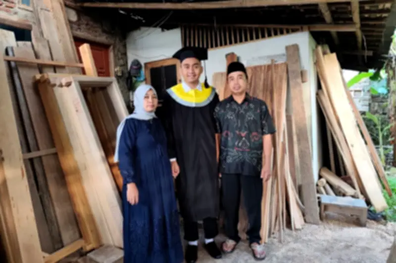 Raih IPK 4,00, Rifki Romadhan Buktikan Keterbatasan Bukan Halangan