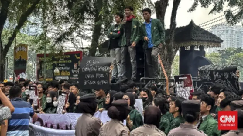Ratusan Mahasiswa USU Aksi di DPRD Sumut, Tagih 19 Juta Lapangan Kerja