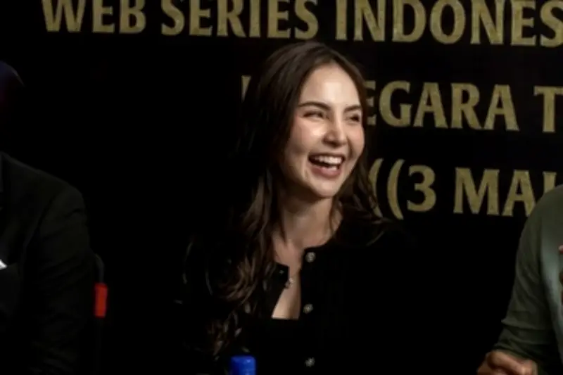 Reaksi Penggemar Elina Joerg Setelah Adegan Panas di Serial Baru