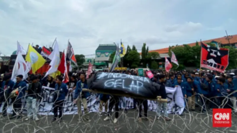 Ribuan Mahasiswa Surabaya Demo Tuntut Pemerintah di Grahadi