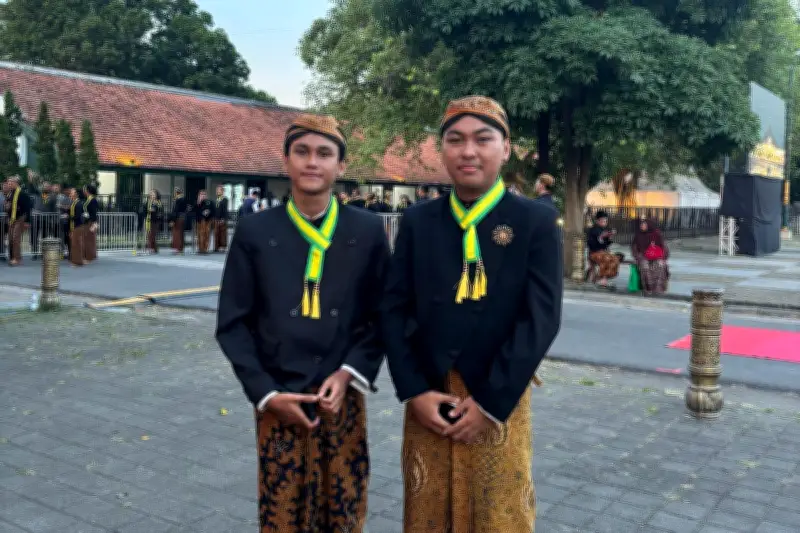 Ribuan Orang Padati Kirab Malam 1 Sura di Pura Mangkunegaran