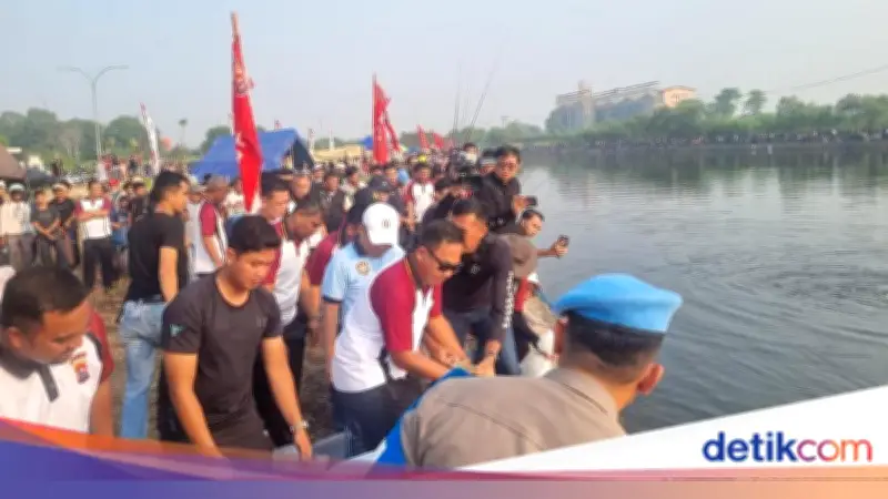 Ribuan Pemancing Meriahkan HUT Bhayangkara ke-80 di Serang, Tebar 2 Ton Ikan