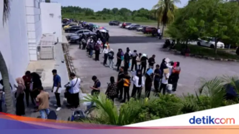 Ribuan Warga Malaysia Antre 2 Km Demi Lowongan Kerja di Melaka