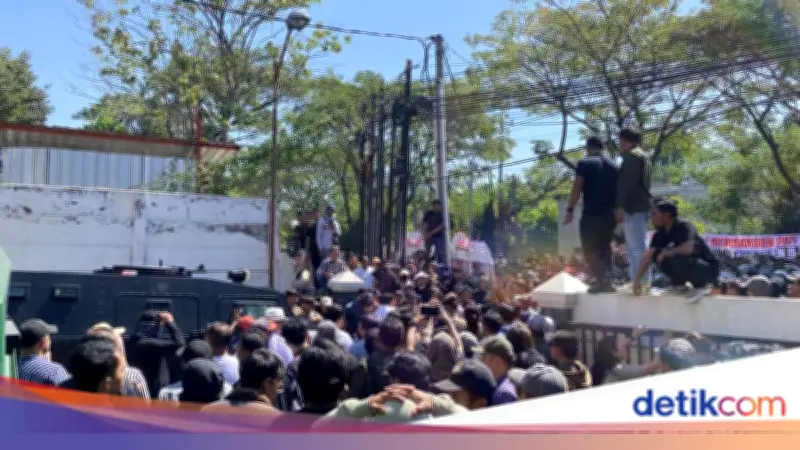 Ricuh Usai Sidang, Eks Bupati Pati Sudewo Diborgol KPK di Depan Pendukung