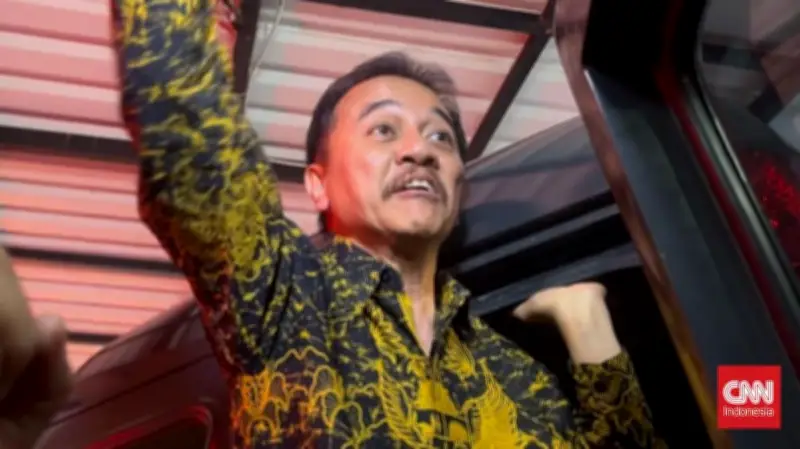 Roy Suryo Teriak Takbir Saat Dibawa ke Kejari Jaksel untuk Pelimpahan Tahap II