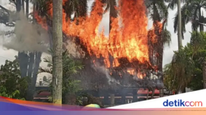 Rumah Adat di Monumen Sisingamangaraja XII Medan Ludes Terbakar