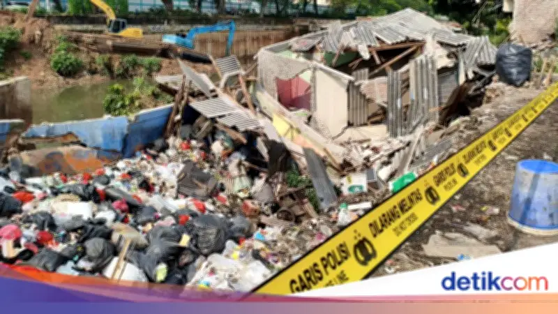 Rumah Ambruk di Benhil Akibat Abrasi Tepi Kanal Banjir Barat