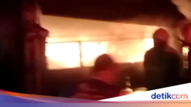 Rumah dan Toko Sparepart Motor di Bogor Ludes Terbakar Akibat Korsleting
