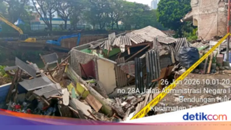 Rumah di Benhil Ambruk Akibat Abrasi Tepi Kanal Banjir Barat