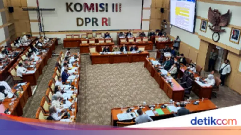 RUU Polri: Usia Pensiun Bintara 59 Tahun, Bintang 4 Bisa 61 Tahun