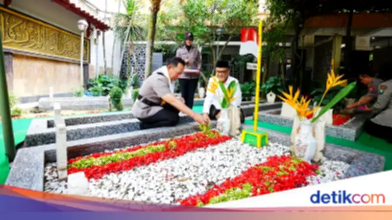 Sambut Hari Bhayangkara ke-80, Kapolri Ziarah ke Makam Gus Dur di Tebuireng
