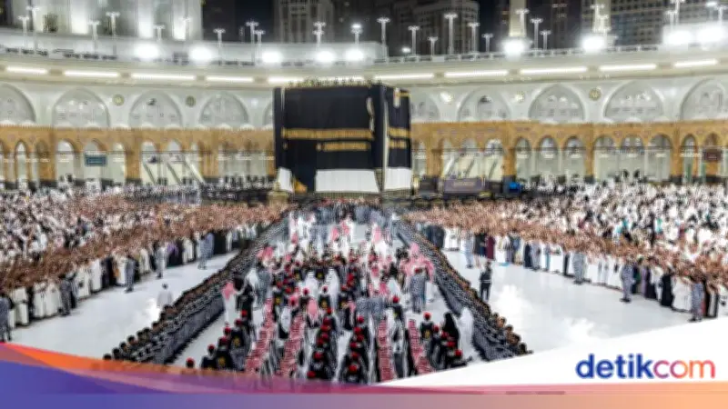 Saudi Ganti Kiswah Ka'bah Tandai Tahun Baru 1448 Hijriah