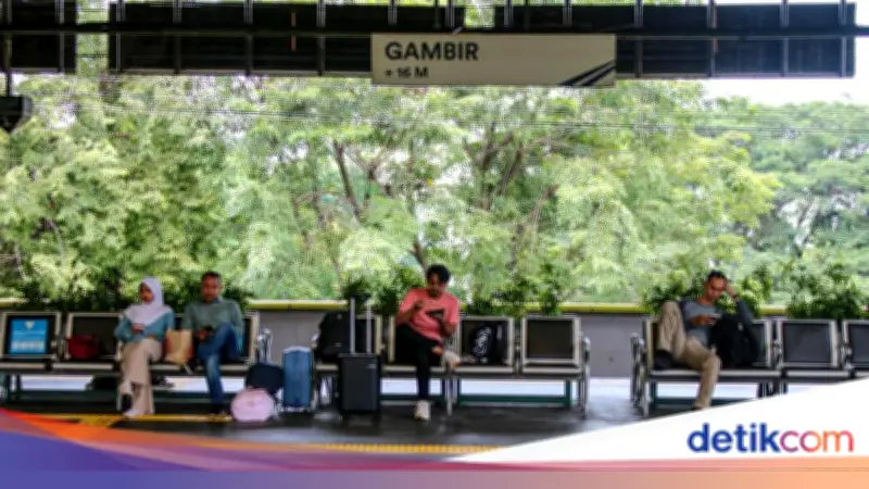Stasiun Gambir: Dari Halte Koningsplein hingga Wacana KRL Kembali