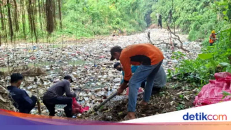 Sungai Cibanten Dipenuhi Sampah, Pemkot Serang dan Warga Turun Bersih-bersih