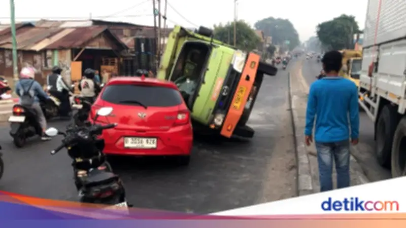 Tabrakan Truk Vs Mobil di Jembatan BKT Cakung, Lalin Arah Pulogadung Macet