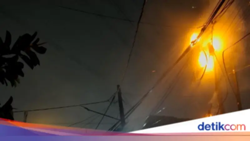 Tiang Listrik di Cipayung Depok Terbakar Akibat Korsleting