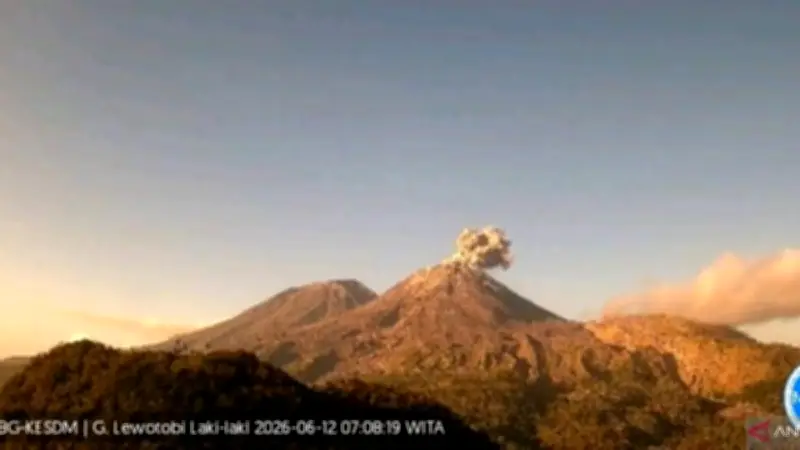 Tiga Gunung Api di Timur Indonesia Meletus Bersamaan Pagi Ini