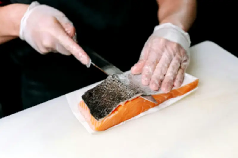 Tips Memilih Salmon Segar dari Chef, Jangan Tertipu Warna