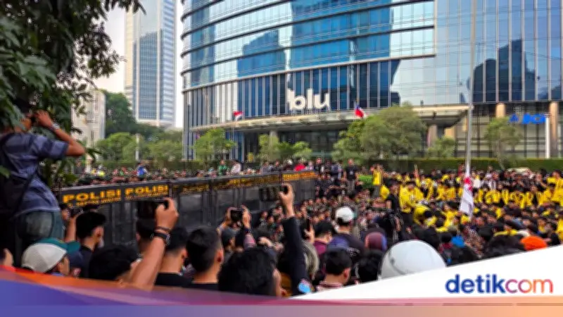 TNI Dilibatkan dalam Pengamanan Demo Mahasiswa di Bundaran HI Jakarta