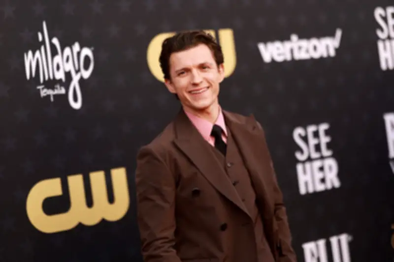 Tom Holland Ungkap Alasan Tak Pernah Bawa Acara SNL karena Disleksia