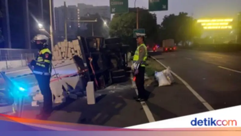 Truk Bahan Bangunan Terbalik di MT Haryono, Muatan Berserakan