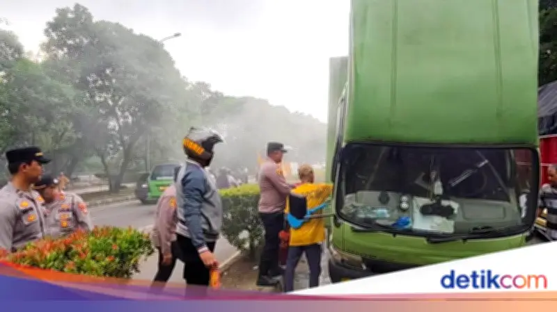 Truk Boks Tiba-tiba Terbakar di Tangerang, Sopir Luka Bakar