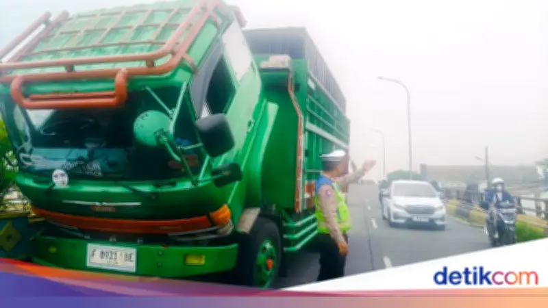 Truk Mogok di Flyover Ciputat Akibat Rem Blong, Polisi Turun Tangan