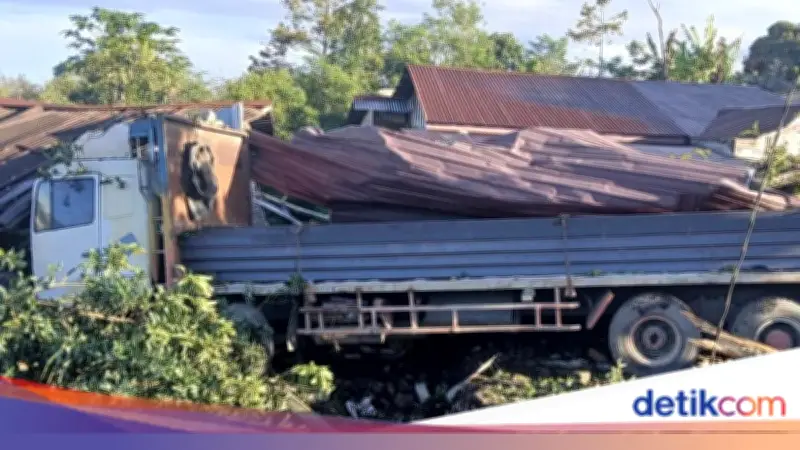 Truk Rem Blong Tabrak 4 Mobil di Sumut, 2 Anak Tewas