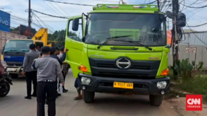 Truk Tabrak Motor di Bekasi: Terobos Lampu Merah, Rem Blong Diduga Penyebab