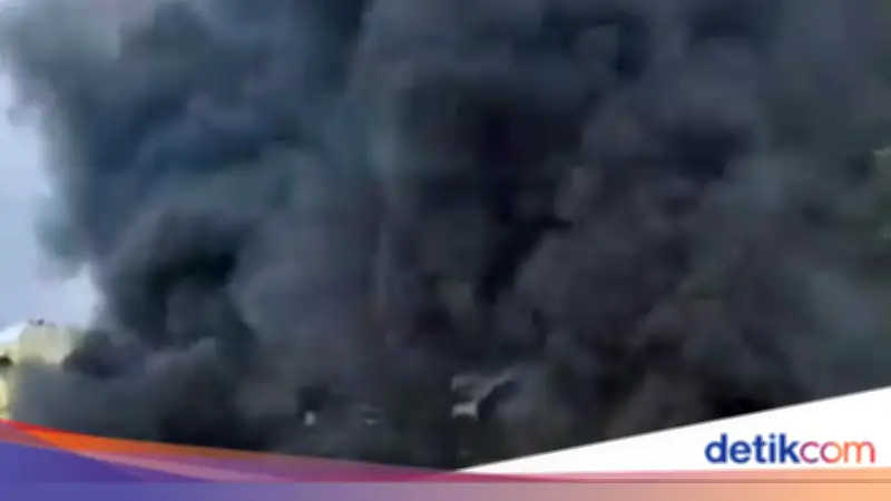 Truk Terbakar di Kalideres, Asap Hitam Membubung Tinggi